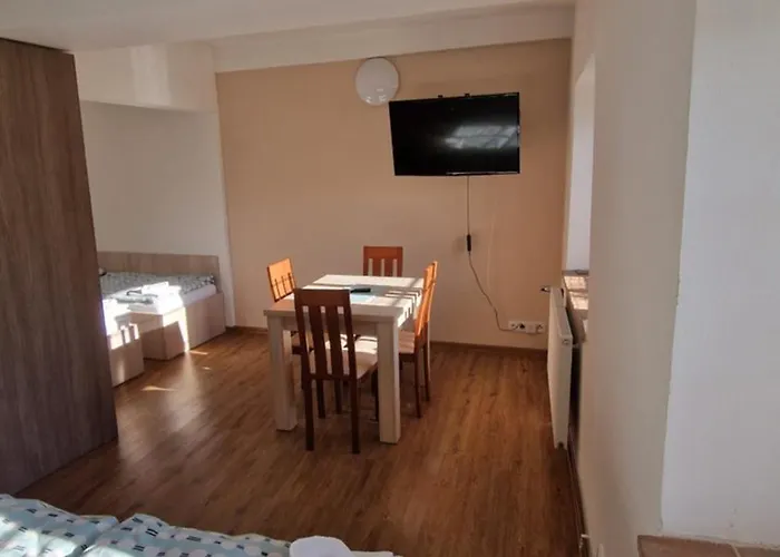 Pod Klasterem 公寓式酒店 3*